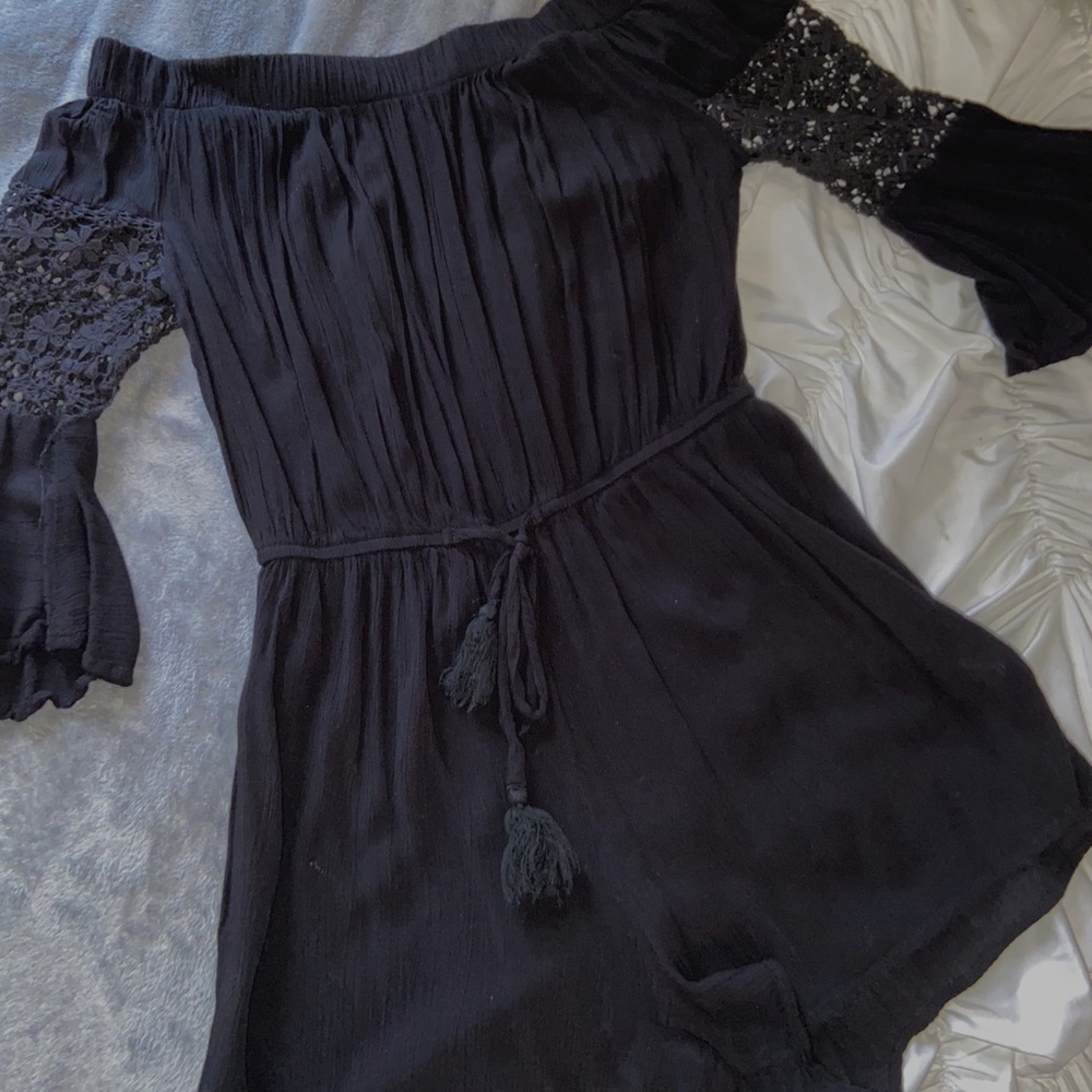 Black off the shoulder romper 🖤